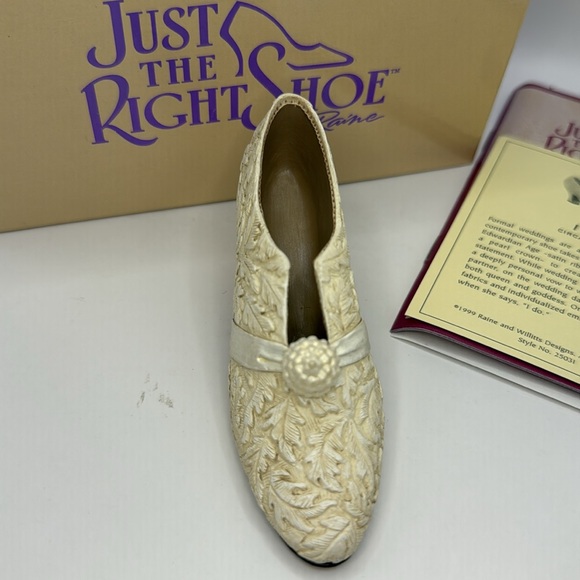 Just The Right Shoe by Raine “I Do” Circa 1990 Item 25031 Ivory Leaf Relief - Picture 2 of 12
